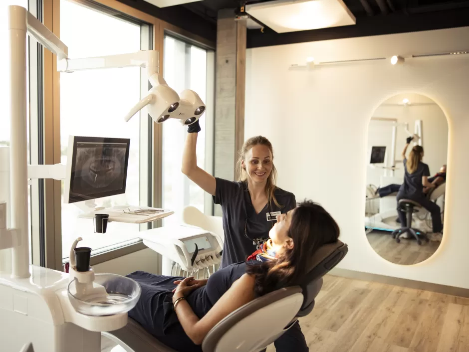 Zahnärztin der Zahnarzt-Praxis CITYDENTAL Oerlikon in Zürich, im freundlichen Aufklärungsgespräch mit einer Patientin, in einem modernen Behandlungszimmer in entspannter Atmosphäre.