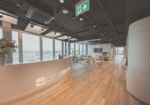 Der einladende Rezeptionstresen der Zahnarzt-Praxis CITYDENTAL Oerlikon im Franklinturm fällt auf durch seine freundliche, runde Form, die sofort ein Willkommensgefühl vermittelt.