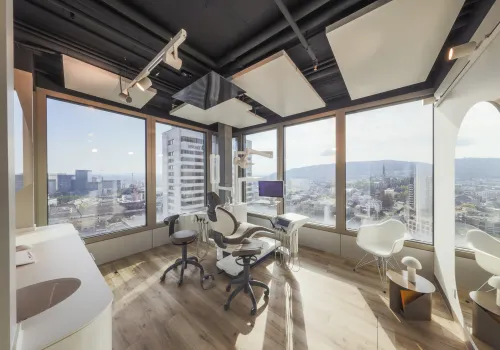Modernes Behandlungszimmer der Zahnarzt-Praxis CITYDENTAL Oerlikon im Franklinturm, das mit schöner Einrichtung und tollem Ausblick eine entspannte Atmosphäre für den Patienten schafft.