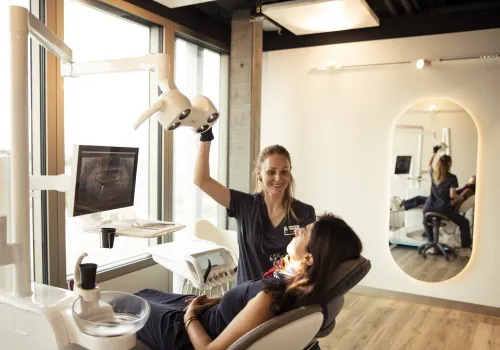 Zahnärztin der Zahnarzt-Praxis CITYDENTAL Oerlikon in Zürich, im freundlichen Aufklärungsgespräch mit einer Patientin, in einem modernen Behandlungszimmer in entspannter Atmosphäre.