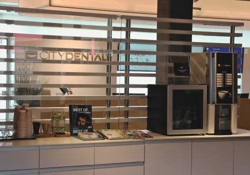 Fotoaufnahme der Getränkestation des zahnärztlichen Kompetenzzentrum CITYDENTAL Stettbach mit einer Kaffeemaschine und einem Getränkekühlschrank