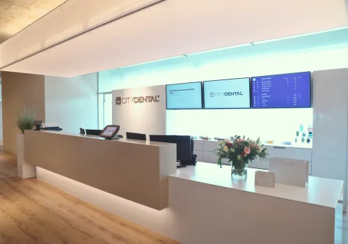 Fotoaufnahme der Rezeption des zahnärztlichen Kompetenzzentrum CITYDENTAL Stettbach