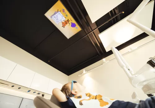 Entspannt beim Kinderzahnarzt Oerlikon: TV am Behandlungsstuhl sorgt für Ablenkung und Spass – CITYDENTAL Zürich.