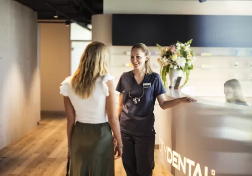 Zahnarzt Oerlikon verabschiedet Patientin herzlich an der Rezeption von CITYDENTAL – persönliche Betreuung in Zürich-Oerlikon.